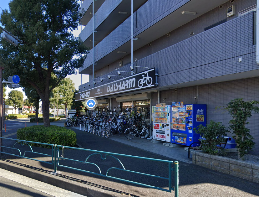 Two vending machines against the wall of a bicycle shop in Mitaka
